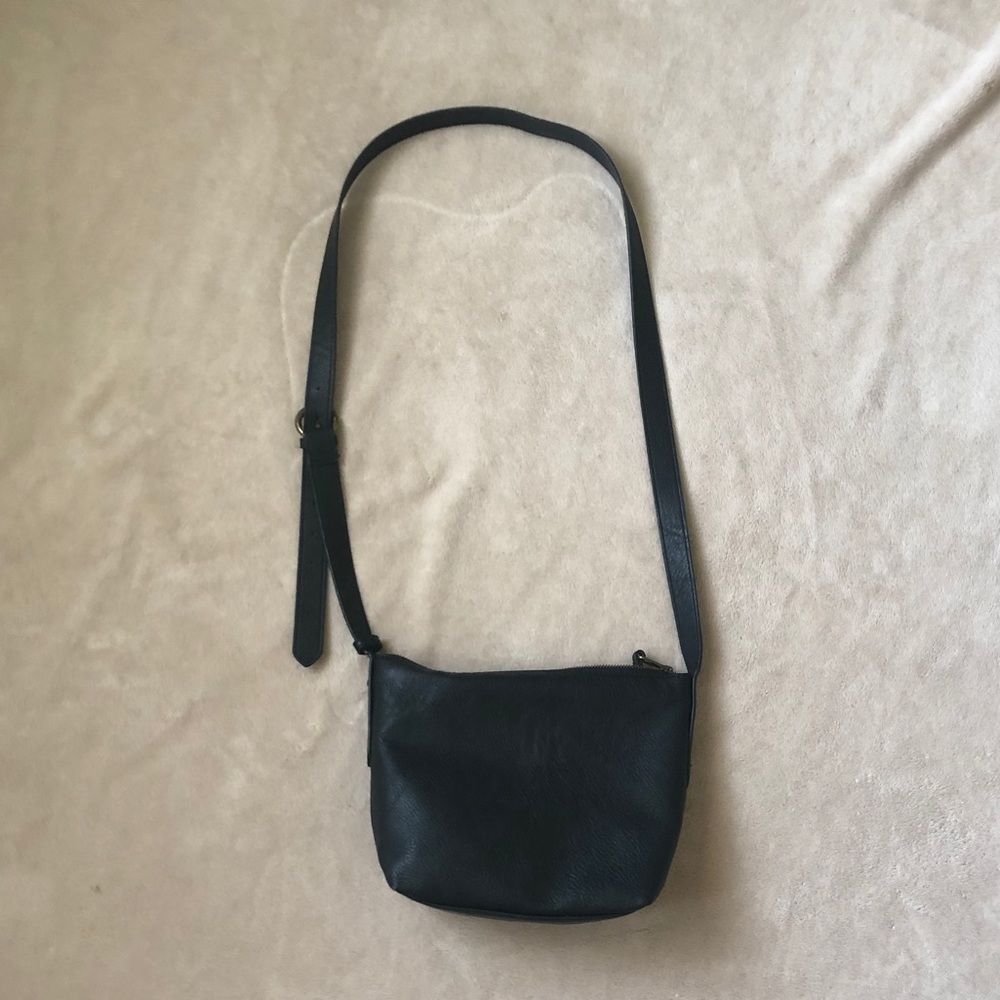 Essential black purse